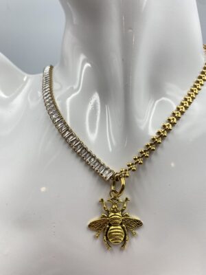 Naszyjnik marki Vibe z motywem pszczoły i kryształkami to prawdziwy klejnot w świecie biżuterii.